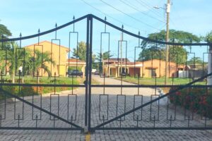 Portón del condominio