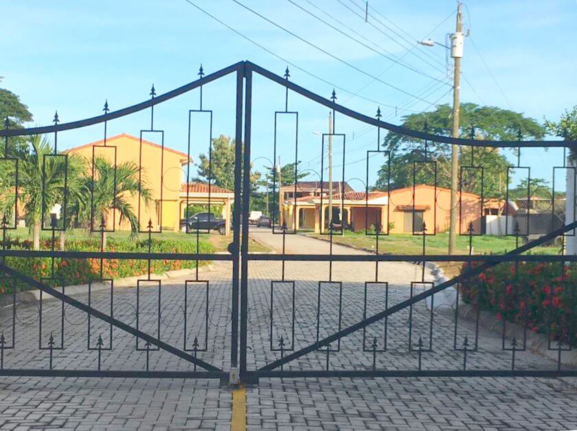 Portón del condominio